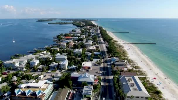 安娜 · 玛丽亚岛城镇和海滩的空中景观 — 图库视频影像