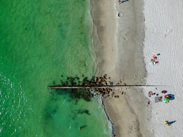 Vista aerea dall'alto Spiaggia di Cortez e piccolo molo roccioso — Foto Stock