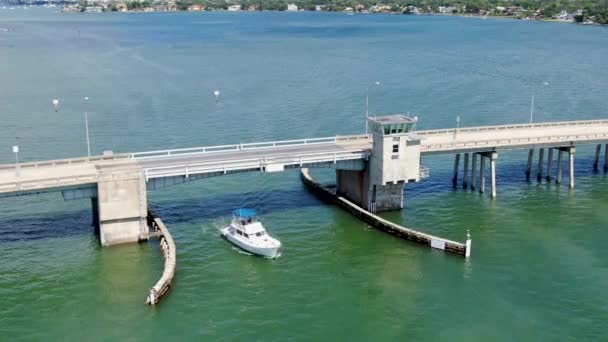 Вид с воздуха на пересекающий океан мост — стоковое видео