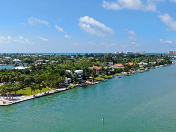 Vista aerea del quartiere Bay Island e ville di lusso — Foto Stock