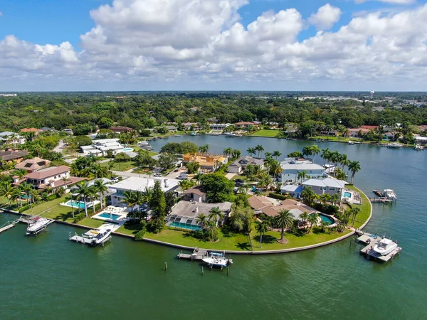 Vista aerea del quartiere Bay Island e ville di lusso — Foto Stock