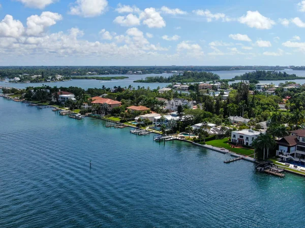 Vista aerea del quartiere Bay Island e ville di lusso — Foto Stock