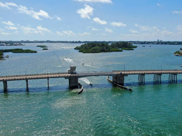 Вид с воздуха на пересекающий океан мост Стоковое Изображение