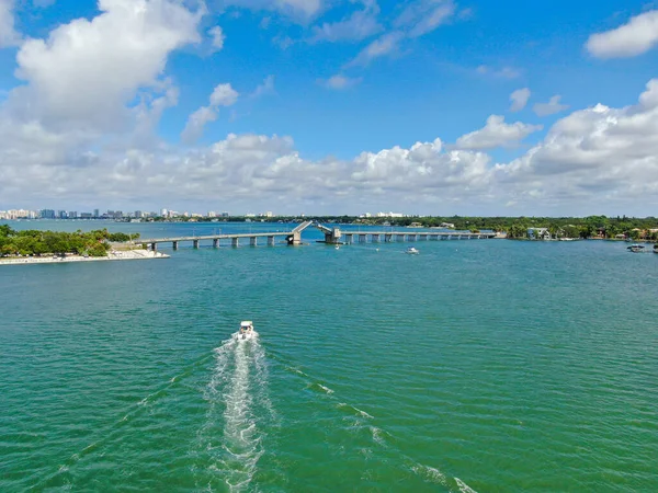 Вид с воздуха на пересекающий океан мост Лицензионные Стоковые Фото
