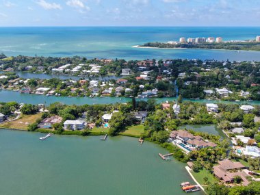 Körfez Adası 'nın havadan görünüşü ve lüks villalar