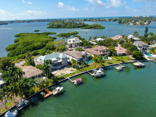 Vista aerea del quartiere Bay Island e ville di lusso — Foto Stock