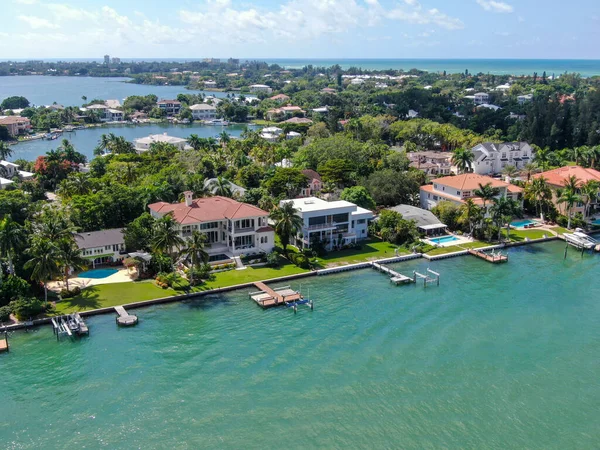 Vista aerea del quartiere Bay Island e ville di lusso — Foto Stock