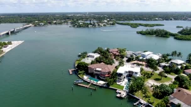 Pemandangan udara dari lingkungan Bay Island dan villa mewah — Stok Video