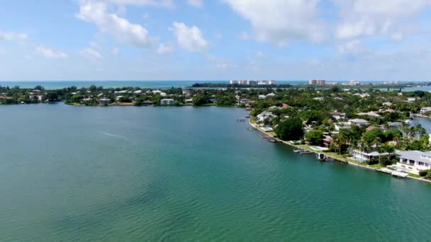 Vista aérea do bairro Bay Island e moradias de luxo — Vídeo de Stock