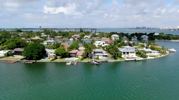 Luchtfoto van Bay Island buurt en luxe villa 's — Stockvideo