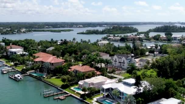 Vista aérea del barrio de Bay Island y villas de lujo — Vídeos de Stock