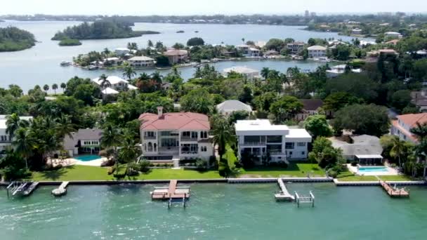 Vista aérea del barrio de Bay Island y villas de lujo — Vídeo de stock