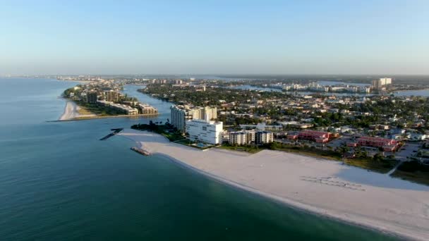 Vue aérienne de la plage et des stations balnéaires de St Pete .