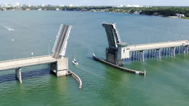 Vista aérea del puente de calle que cruza el océano — Vídeos de Stock