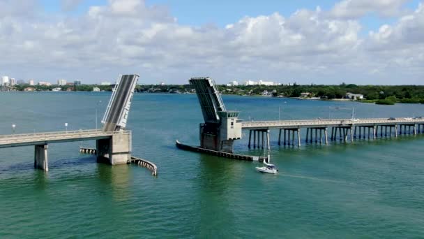 Aerial view of street bridge crossing ocean — Stock Video