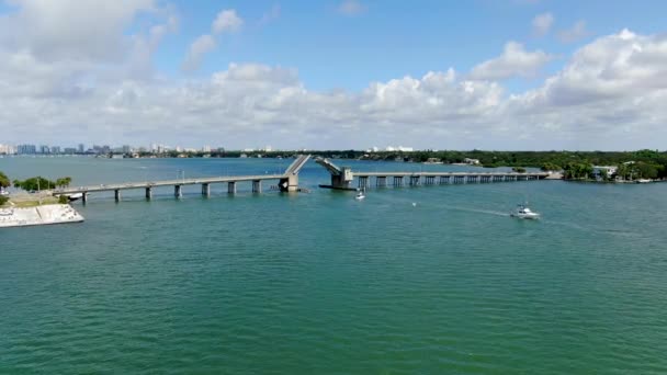 Vista aérea del puente de calle que cruza el océano — Vídeos de Stock