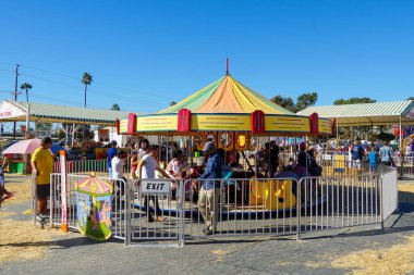 Cadılar bayramında çocuk oyuncakları, kaydıraklar, şişme oyun merkezleri