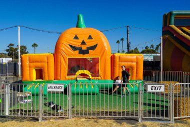 Cadılar bayramında çocuk oyuncakları, kaydıraklar, şişme oyun merkezleri