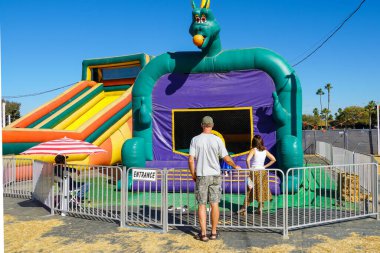 Cadılar bayramında çocuk oyuncakları, kaydıraklar, şişme oyun merkezleri