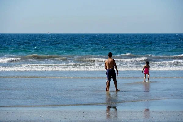 Fater e bambini sulla spiaggia godendo bella giornata estiva a San Diego Beach — Foto Stock