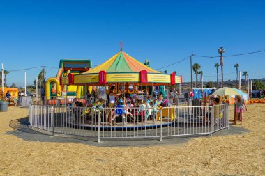 Cadılar bayramında çocuk oyuncakları, kaydıraklar, şişme oyun merkezleri