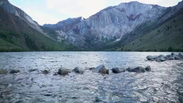 Jezioro Skazane we wschodnich górach Sierra Nevada, Kalifornia, Mono County, Kalifornia, USA. — Wideo stockowe