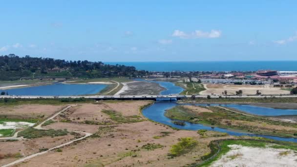Luchtfoto van groenland met rivier en San Diego Freeway — Stockvideo
