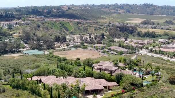 Vista aérea do bairro de classe alta com grande moradia no vale, San Diego — Vídeo de Stock