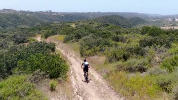 Vue aérienne de l'équitation VTT dans un petit sentier sec à piste unique dans la montagne . — Video