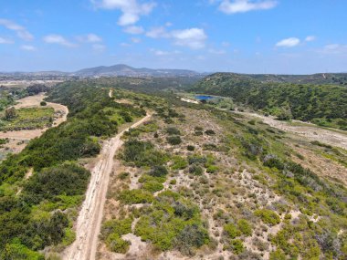 Dağdaki küçük kuru kayalık patikaların havadan görünüşü.