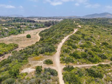 Dağdaki küçük kuru kayalık patikaların havadan görünüşü.