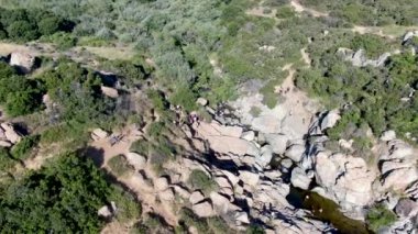 Los Penasquitos Kanyonu 'nun havadan görünüşü Dere Şelalesi ile korunuyor, San Diego