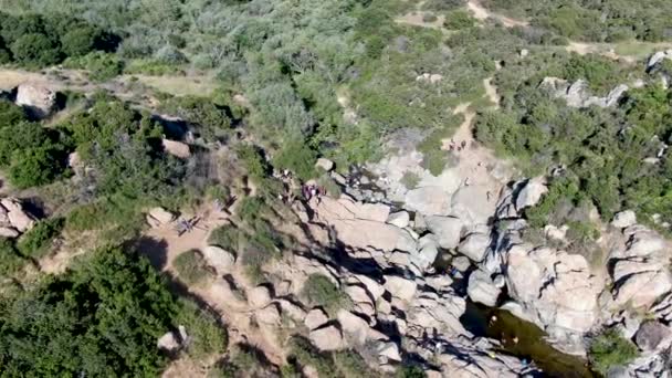 Widok z lotu ptaka Los Penasquitos Canyon Preserve with the creek waterfall, San Diego — Wideo stockowe