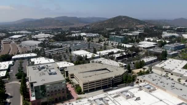 Vue aérienne vers la zone industrielle et le bureau de l'entreprise, entrepôt de stockage, Californie — Video