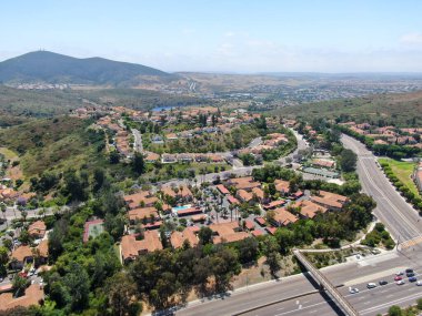 Güney Kaliforniya 'da apartman dairesi ve ikametgahı olan orta sınıf hava manzaralı bir mahalle.