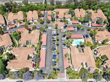 Güney Kaliforniya 'da apartman dairesi olan orta sınıf hava manzaralı bir mahalle.