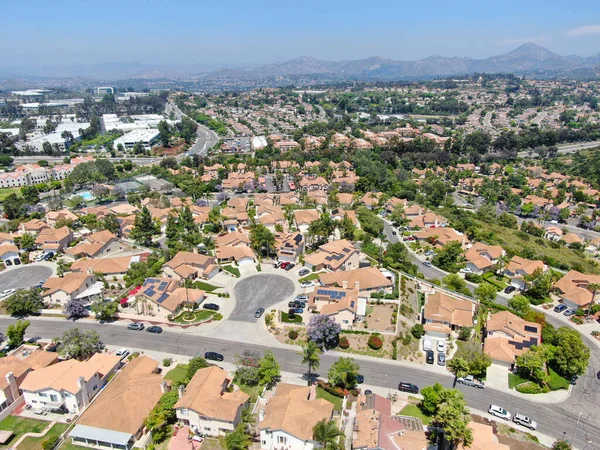 Vista aérea de la calle de barrio de clase media con casa residencial — Foto de Stock