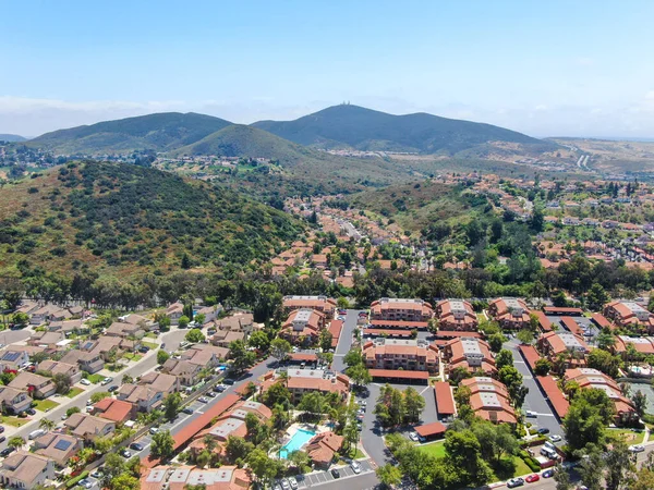 Vista aérea barrio de clase media con condominio comunidad y casa residencial, Sur de California — Foto de Stock