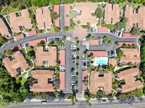 Güney Kaliforniya 'da apartman dairesi olan orta sınıf hava manzaralı bir mahalle.