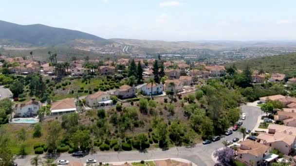 Αεροφωτογραφία μεσαία τάξη γειτονιά με condo community και κατοικίες, Νότια Καλιφόρνια — Αρχείο Βίντεο