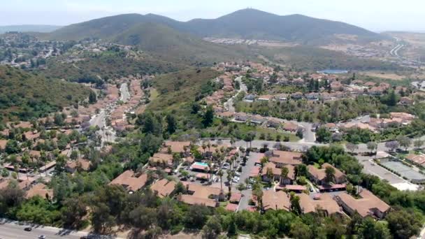 Vista aérea barrio de clase media con condominio comunidad y casa residencial, Sur de California — Vídeo de stock