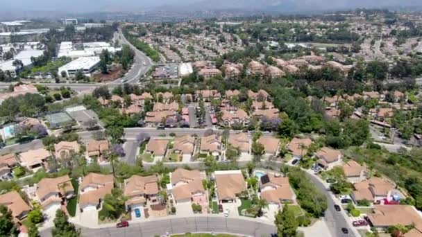 Vista aérea barrio de clase media con condominio comunidad y casa residencial, Sur de California — Vídeos de Stock