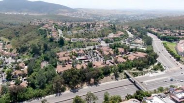 Güney Kaliforniya 'da apartman dairesi ve ikametgahı olan orta sınıf hava manzaralı bir mahalle.