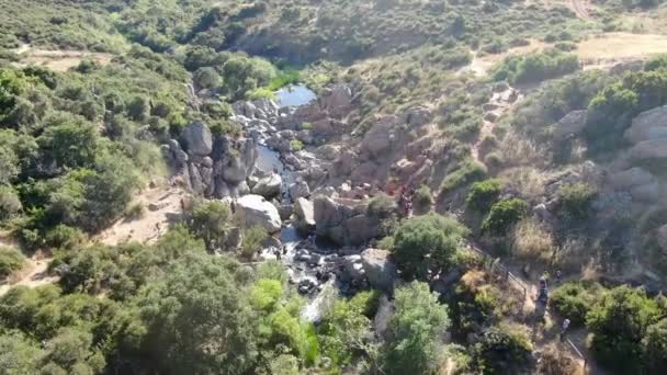 Letecký pohled na Los Penasquitos Canyon Preserve s vodopádem potoka, San Diego — Stock video