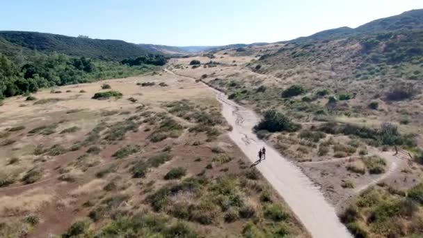 Vue aérienne de Los Penasquitos Canyon Preserve avec les touristes et les randonneurs sur les sentiers, San Diego 