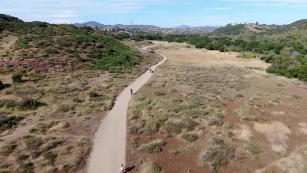 Vue aérienne de Los Penasquitos Canyon Preserve avec les touristes et les randonneurs sur les sentiers, San Diego — Video