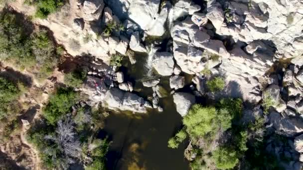 Letecký pohled na Los Penasquitos Canyon Preserve s vodopádem potoka, San Diego — Stock video