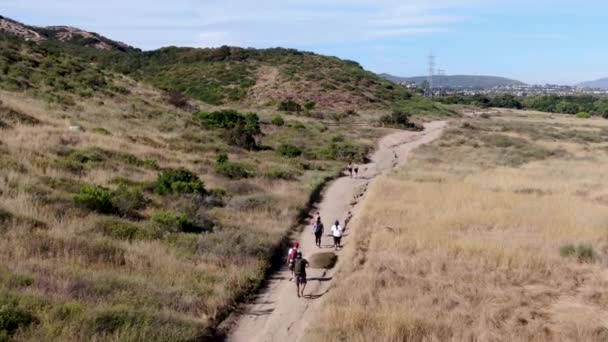 Letecký pohled na Los Penasquitos Canyon Rezervujte s turisty a turisty na cestách, San Diego — Stock video