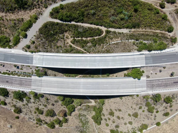 Εναέρια κορυφαία άποψη της οδικής γέφυρας, γέφυρα υποστηρίζει στην κοιλάδα μεταξύ των ξηρών λόφων Yelllow — Φωτογραφία Αρχείου