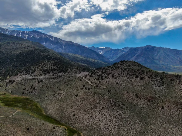 Vista aérea de tierra verde y montaña en Aspen Springs, Condado de Mono, California, EE.UU. —  Fotos de Stock